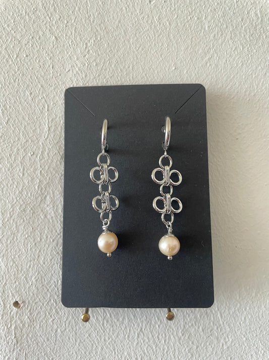 Loopie earrings pearls by Eloy Santos