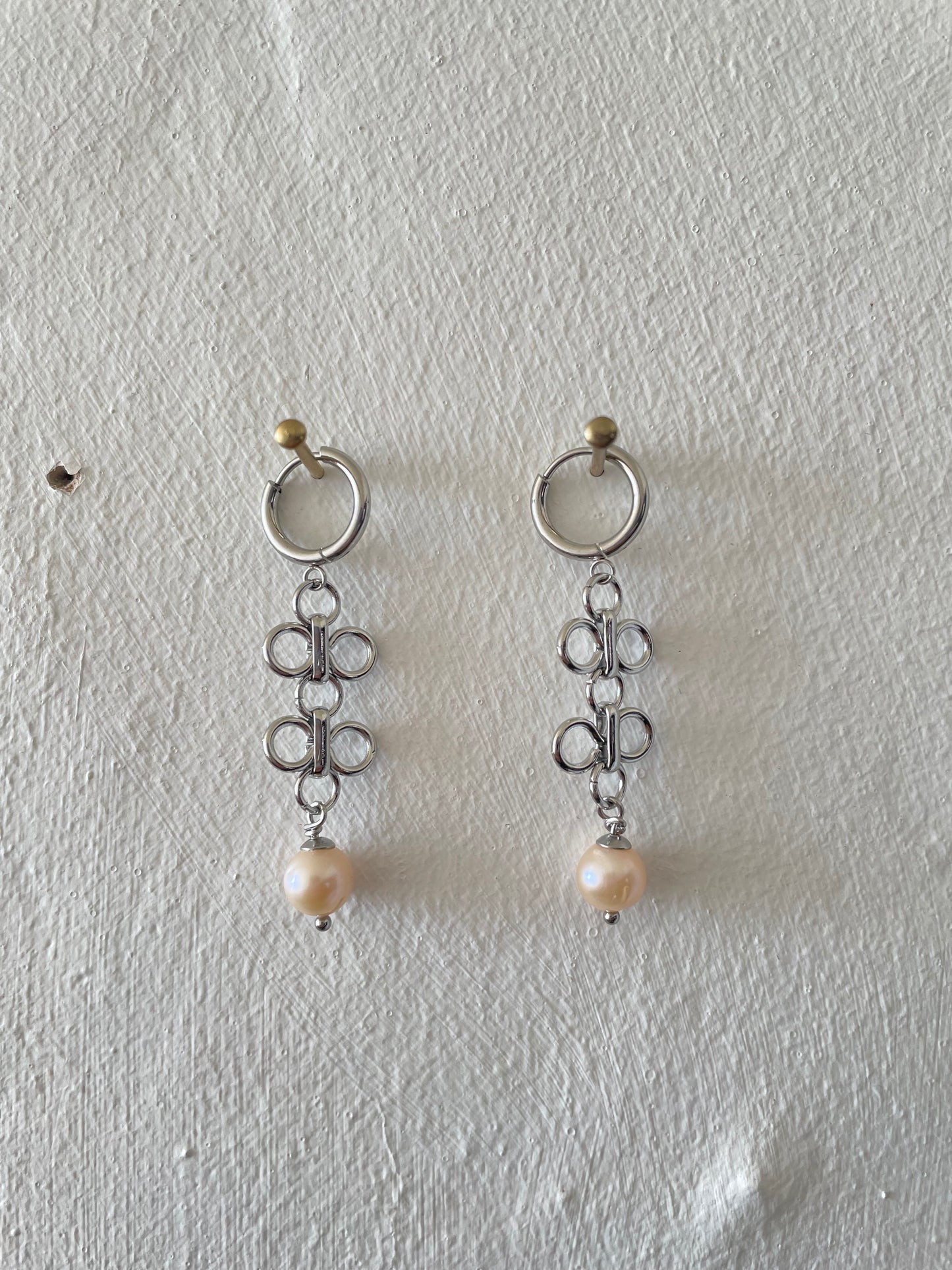 Loopie earrings pearls by Eloy Santos