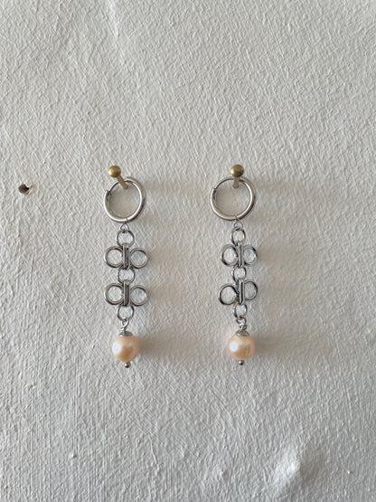 Loopie earrings pearls by Eloy Santos